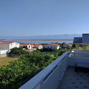 Deak Apartment Vir